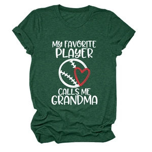Detail eines dunkelgrünen T-Shirts mit My Favorite Player Calls Me Grandma Aufdruck