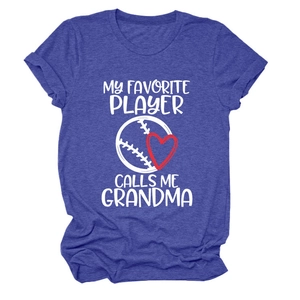 Detail eines königsblauen Baseball-T-Shirts mit Aufdruck My Favorite Player Calls Me Grandma
