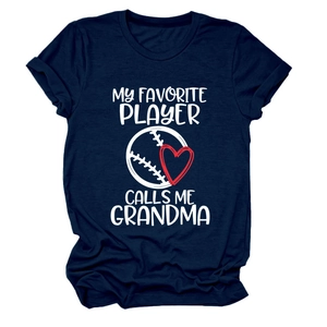 Detail eines marineblauen T-Shirts mit My Favorite Player Calls Me Grandma Aufdruck