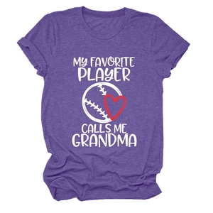 Nahaufnahme des lila Baseball-T-Shirts mit My Favorite Player Text und Herzmotiv