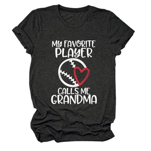 Detail der My Favorite Player Calls Me Grandma Baseball-Grafik auf dunkelgrauem T-Shirt