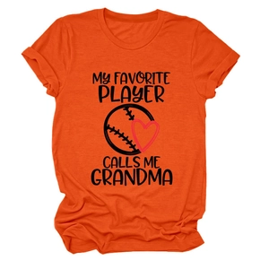 Nahaufnahme des orangefarbenen Baumwoll-T-Shirts mit My Favorite Player Calls Me Grandma Print