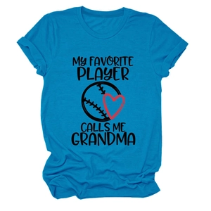 Detailaufnahme des seeblauen T-Shirts mit dem Aufdruck 'My Favorite Player Calls Me Grandma'