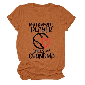 Detail eines brennorangen T-Shirts mit Baseball-Oma-Slogan und weicher Baumwollstruktur