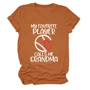Nahaufnahme des rostorangen T-Shirts mit My Favorite Player Calls Me Grandma Aufdruck