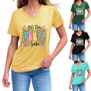 Détail du t-shirt à col en V avec motifs de lapins et d'œufs de Pâques festifs