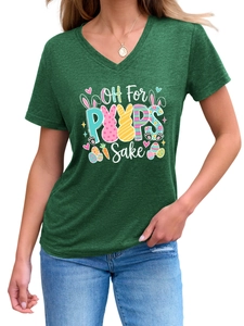 Détail du t-shirt col V montrant l'imprimé graphique festif Oh For Peeps Sake Pâques