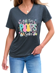Détail du t-shirt col V avec graphismes de lapin de Pâques et inscription Peeps sake