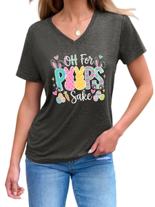 Détail de l'imprimé de Pâques 'OH For PEEPS Sake' sur un t-shirt gris foncé avec col en V
