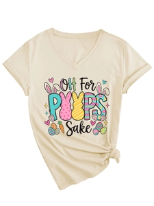 Détail du T-shirt col V avec imprimé de Pâques festif et ourlet noué tendance