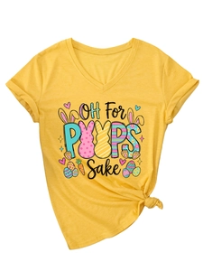 Détail du t-shirt jaune col V avec motif de Pâques et nœud élégant sur l'ourlet avant