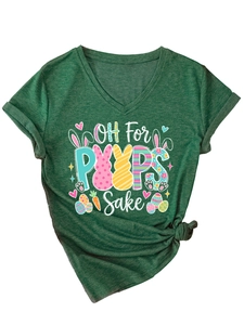 Détail du t-shirt vert à col en V avec motif lapin de Pâques et nœud latéral élégant