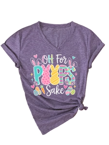 Détail du t-shirt violet à col en V avec des lapins de Pâques et le texte Oh For Peeps Sake