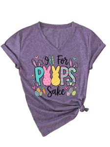 Détail du t-shirt violet à col en V avec imprimé lapin de Pâques et texture du tissu coton