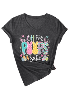 Détail du t-shirt gris à col en V avec un imprimé coloré de lapin de Pâques et de cœurs