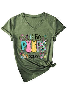 Détail d'un t-shirt col V vert foncé avec motif de Pâques et nœud sur le côté bas