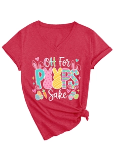 Détail du t-shirt de Pâques rouge avec col en V, motif lapins et design d'ourlet noué