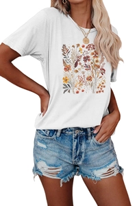 Detalle de estampado floral vintage con flores naranjas en una camiseta blanca algodón