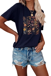 Primer plano del estampado floral vintage y textura de tela en camiseta azul marino