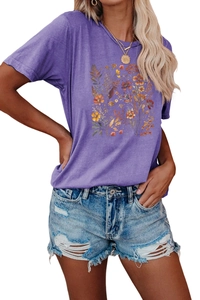 Detalle del estampado floral en camiseta violeta de cuello redondo con diseño botánico