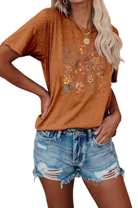 Detalle de estampado floral vintage en camiseta de algodón caramelo con shorts denim