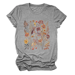 Detalle del estampado floral vintage en camiseta de algodón gris con cuello redondo