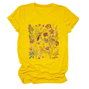 Detalle del estampado floral de acuarela en la camiseta amarilla de cuello redondo y manga corta