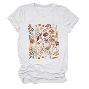 Detalle de camiseta blanca de cuello redondo con ilustración botánica floral vintage