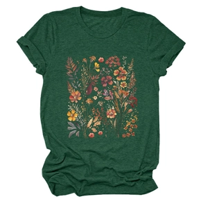 Detalle del estampado floral vintage y textura de tela en camiseta verde oscuro