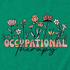 Détail de l'imprimé floral et du texte Occupational Therapy sur t-shirt en coton vert