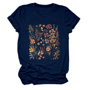 Primer plano del estampado floral de otoño en camiseta azul marino de cuello redondo