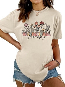Détail de l'imprimé floral Occupational Therapy sur un t-shirt beige en coton