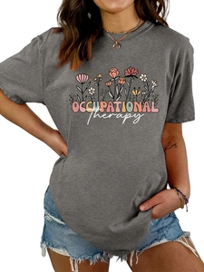 Détail de l'imprimé floral Occupational Therapy sur t-shirt gris foncé en coton