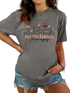 Détail de l'imprimé floral et du texte Occupational Therapy sur un t-shirt gris femme