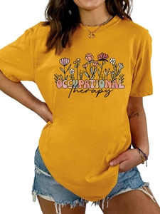 Détail de l'imprimé floral et du texte Occupational Therapy sur t-shirt en coton jaune