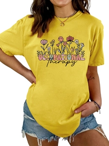 Détail du t-shirt jaune Occupational Therapy avec imprimé floral en tissu de coton