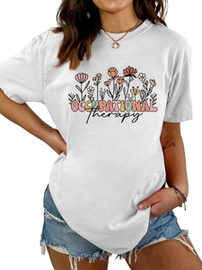 Détail de l'imprimé floral coloré et lettrage Occupational Therapy sur t-shirt blanc