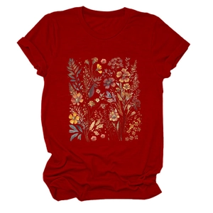 Detalle del estampado floral vintage en camiseta burdeos de cuello redondo y manga corta