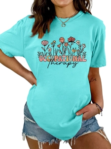 Gros plan sur l'imprimé floral coloré et le texte Occupational Therapy sur le t-shirt