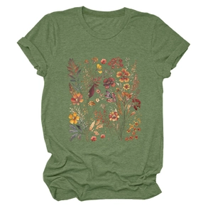 Detalle del estampado floral vintage y textura en camiseta verde de cuello redondo
