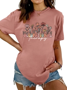 Détail de l'imprimé floral d'ergothérapie sur t-shirt à manches courtes rose poudré