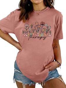 Détail du t-shirt en coton rose avec motif floral et texte Occupational Therapy élégant