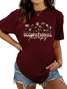 Détail du t-shirt bordeaux à col rond avec motif floral Occupational Therapy