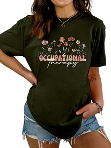 Détail du t-shirt vert olive avec imprimé floral ergothérapie et short en jean