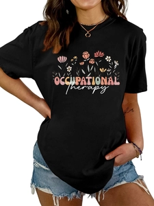 Détail du t-shirt noir en coton avec motif floral coloré et texte Occupational Therapy