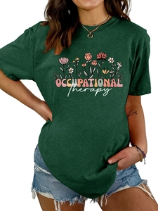 Gros plan détaillé du t-shirt vert foncé avec motif floral Occupational Therapy
