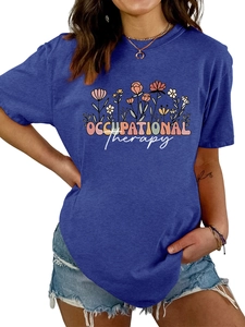 Détail du t-shirt bleu roi Occupational Therapy avec imprimé floral et short en jean