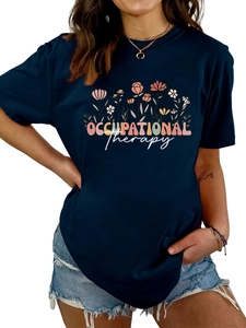 Détail du t-shirt bleu marine pour femme avec motif floral Occupational Therapy