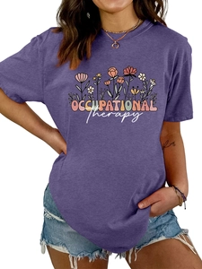 Détail d'un t-shirt violet à col rond avec motif floral Occupational Therapy