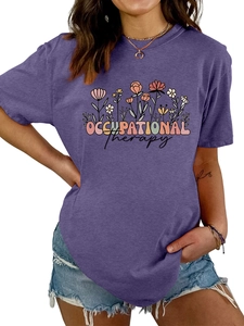 Détail de l'imprimé floral et du texte Occupational Therapy sur t-shirt violet